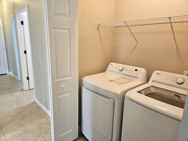 Building Photo - Annual Rental - Lovely 3 Bedroom 2 Bathroo...