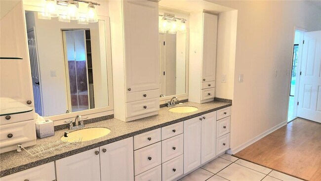 Building Photo - 3037 Crest Dr