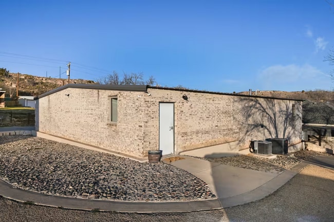 Building Photo - Fully Furnished Rental at Buffalo Springs Lake! All bills paid!