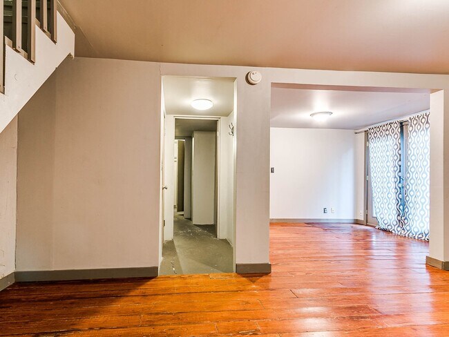 Building Photo - Unique with a Artsy Flare    1Bed + Flex Room /1.5 Bath in Edgemere Park
