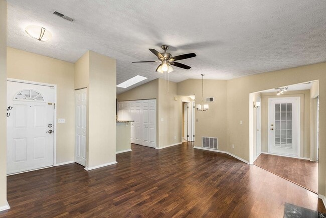 Building Photo - Great Location 2nd Floor Condo