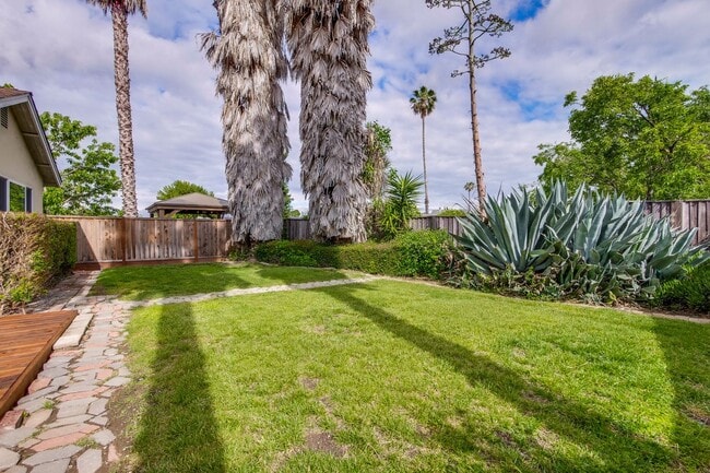 Building Photo - Nicely Refreshed Single Story 4 BR/2BA Gre...