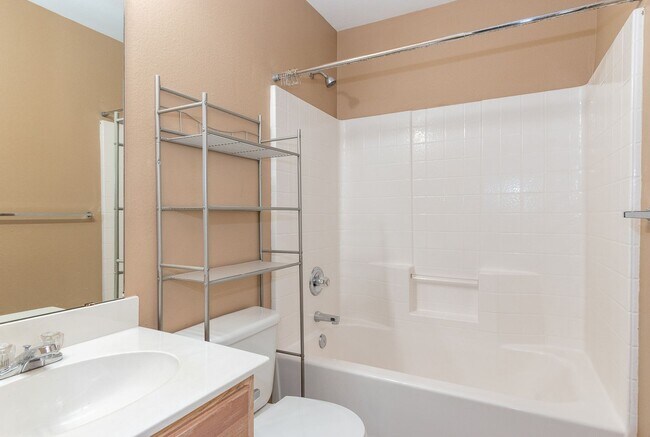 Building Photo - Spacious Three Bedroom Home!!