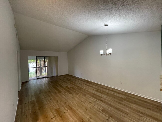 Building Photo - 350 Club Cir
