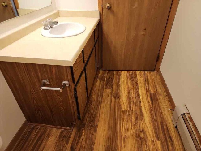 Building Photo - Charming 2 Bedroom Lower in Prime Appleton...