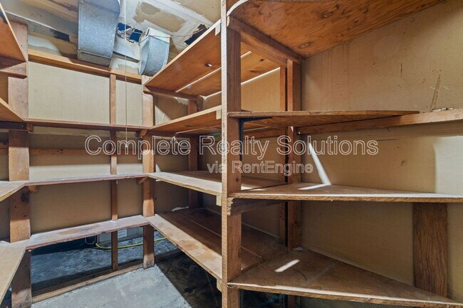 Building Photo - 916 January Ave