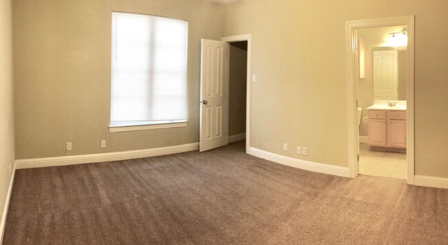 Building Photo - 3 Bedroom Townhouse Available now  in a de...