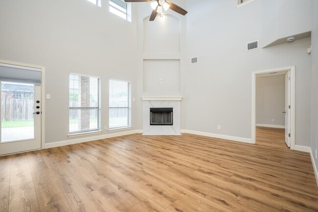 Building Photo - Exclusive 4 Bedroom • Lovely Backyard Spac...