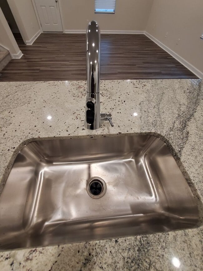 Building Photo - Beautiful Home in Huntersville