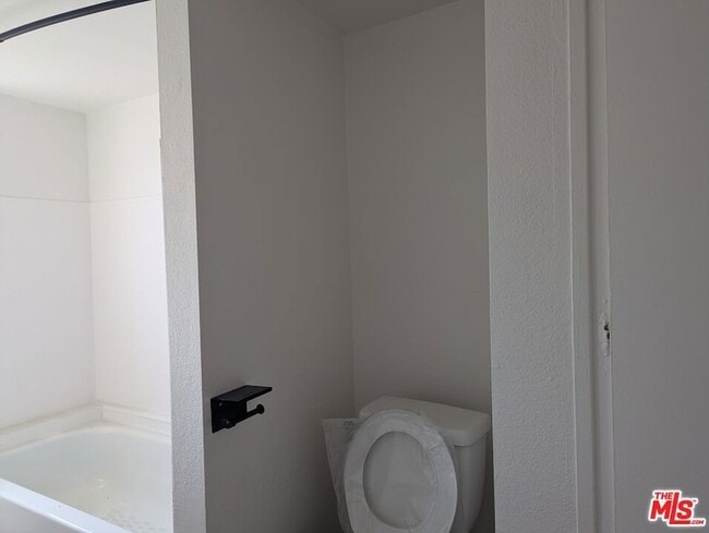 Building Photo - 1323 N Olive Dr