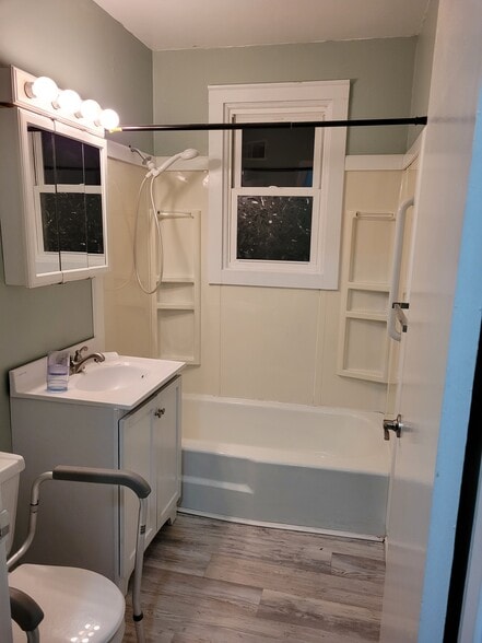 Building Photo - 209 W Green St