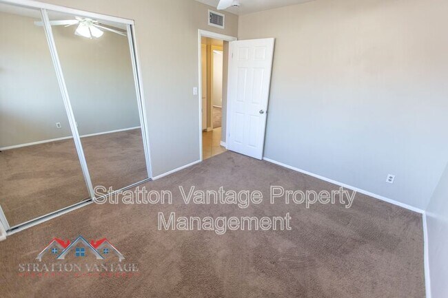 Building Photo - 704 E La Jolla Dr