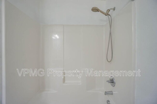 Building Photo - 5941 NE 48th St