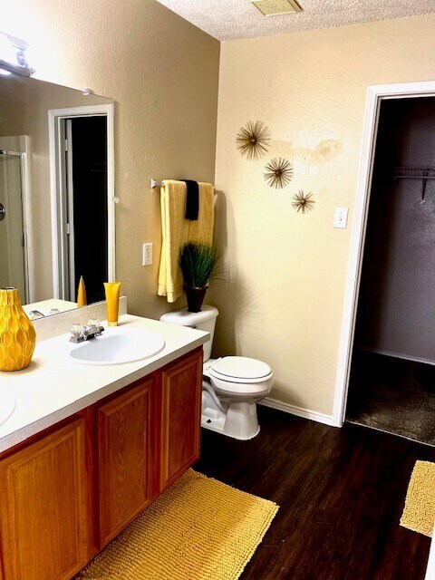 Building Photo - Huge home features 4 bedrooms & 2.5 baths for Rent!