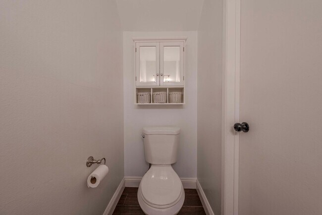 Building Photo - Bright & Airy 2-Bedroom End Unit Townhome