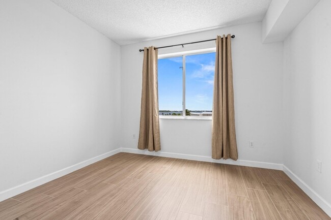 Building Photo - 1000 Scotia Dr