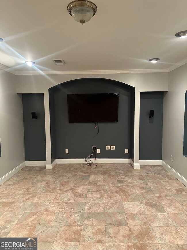 Building Photo - 711 Pine Grove Cir