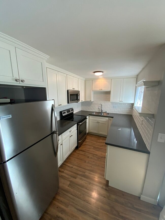 Building Photo - Immaculate N Tacoma 3bdr 2bath with full size W/D