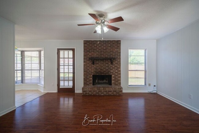 Building Photo - 7811 Woodpointe Dr