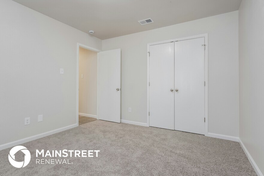 Building Photo - 2213 Midbury Dr