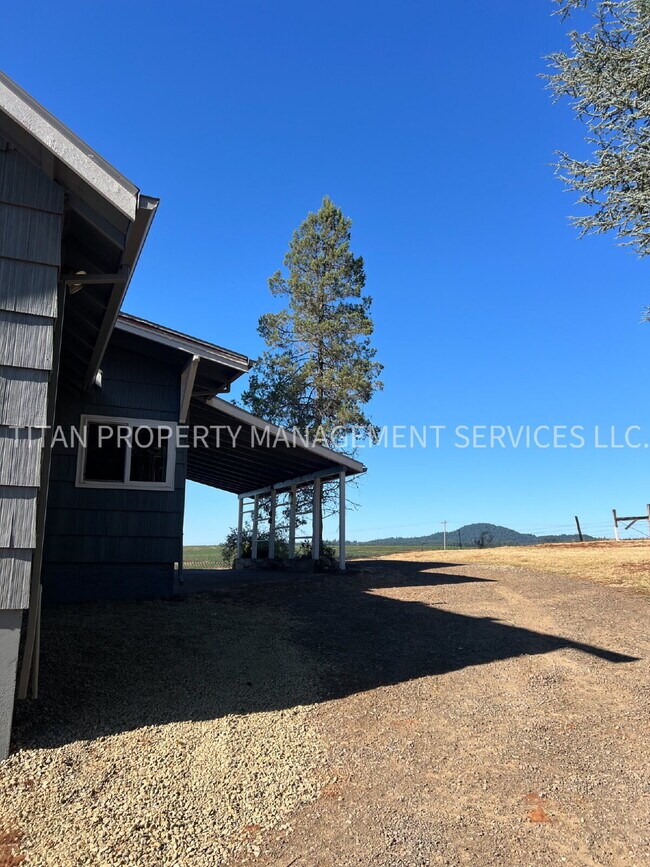 Building Photo - Charming 4-Bed Farm house with 2.5 Baths o...