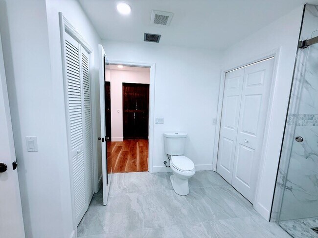 Building Photo - 465 SE Naranja Ave