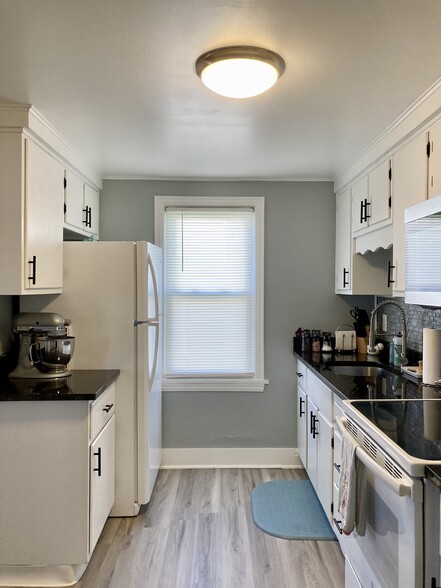 Building Photo - 144 Oak St