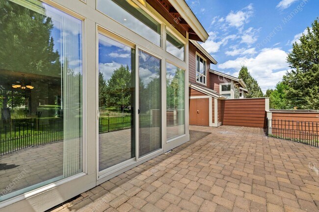 Building Photo - Eagle Crest Townhome Steps to Lakeside Cen...