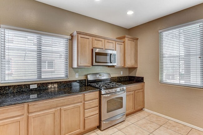 Building Photo - Gorgeous 4 bedroom near Aliante!