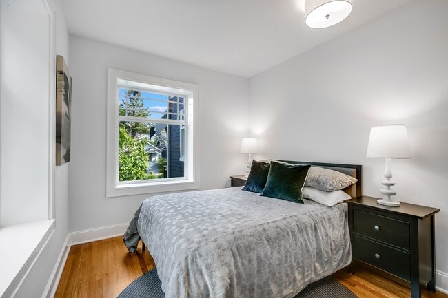 Building Photo - Queen Anne Craftsman - Available September...