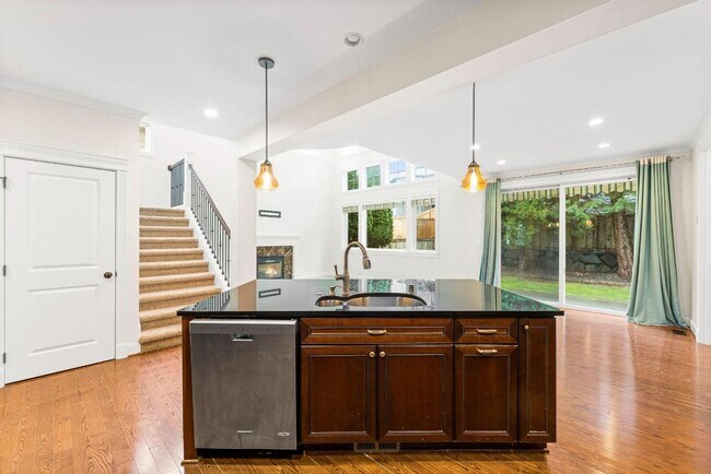 Building Photo - Elegant University Place Home with A/C, Tandem Garage, Office & Balcony Bedroom Near JBLM!