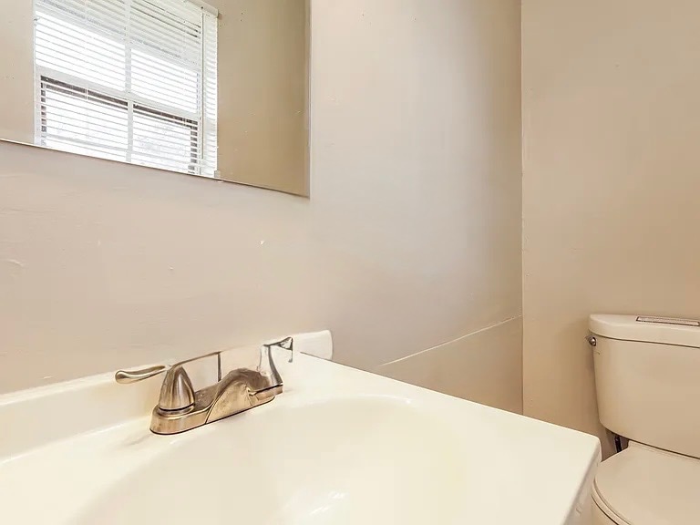 Building Photo - 2903 Dahlia Dr