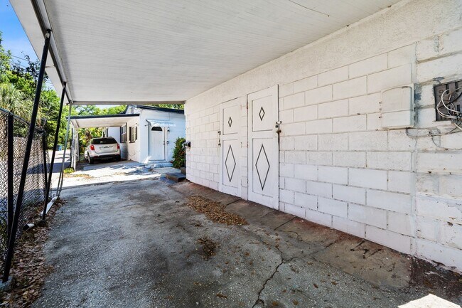 Building Photo - 2242 23rd Ave S
