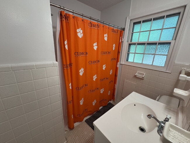 Building Photo - 4 bed & 3 full bath - Perfect for families and students
