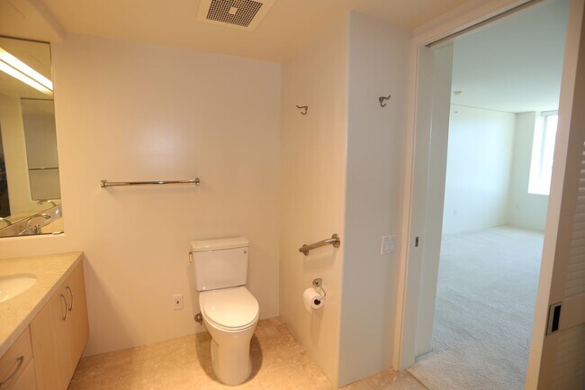 Building Photo - Hawaiki Tower - 2 bedroom, 2 bath with 2 c...