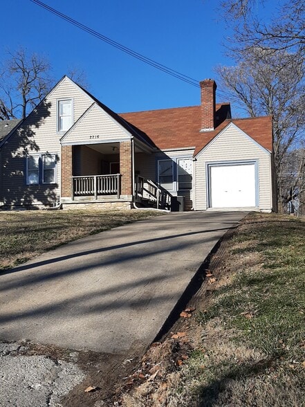 attached garage - 2216 E 72nd St
