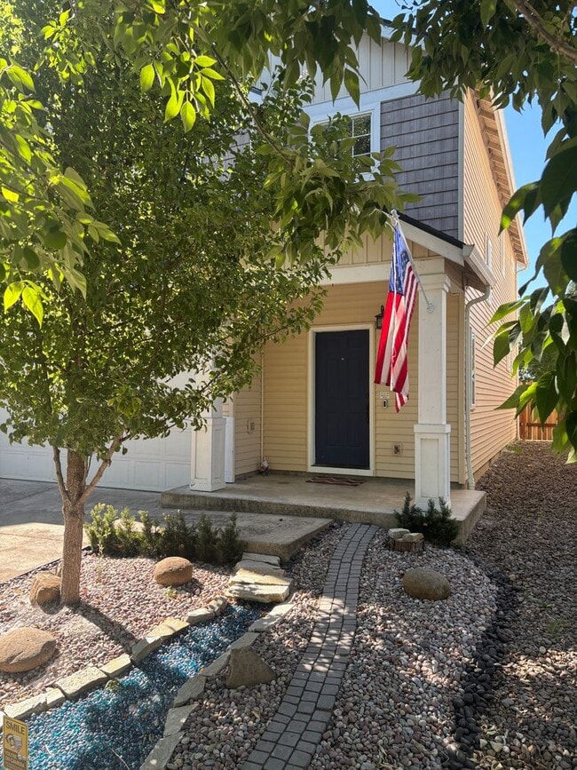 Building Photo - Beautiful 4 Bedroom 2.5 Bath Single Family...