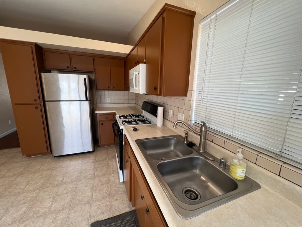 Building Photo - 212 Oak Meadow Ln