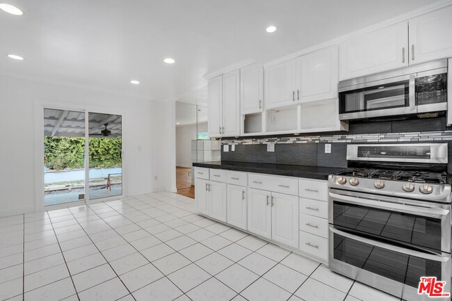Building Photo - 816 Boxthorn Ave