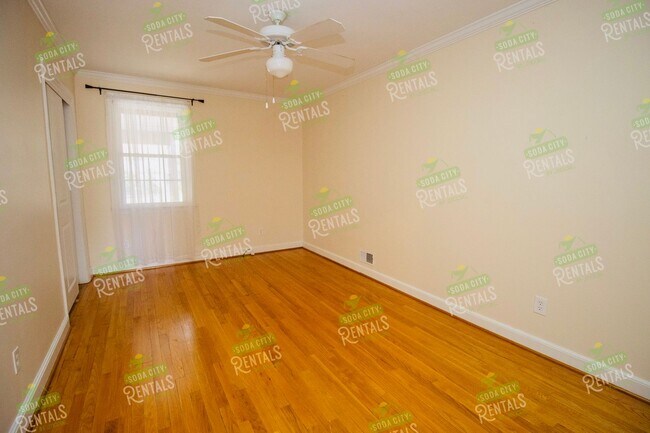 Building Photo - Charming Shandon Corner Lot Home – Hardwood Floors, Fenced Yard + $500 Off 2nd Month!