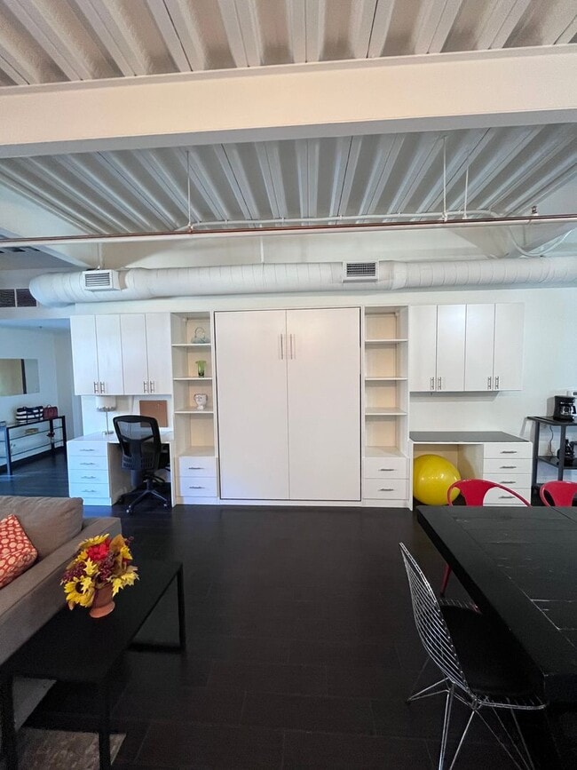 Building Photo - WOWZER Beautiful 1 bedroom Condo