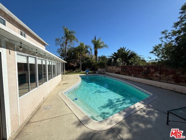 Building Photo - 8031 Melba Ave