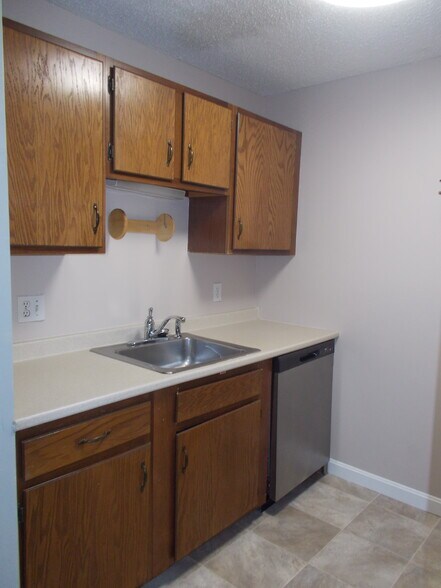 Building Photo - 3 Oak Hill Ln