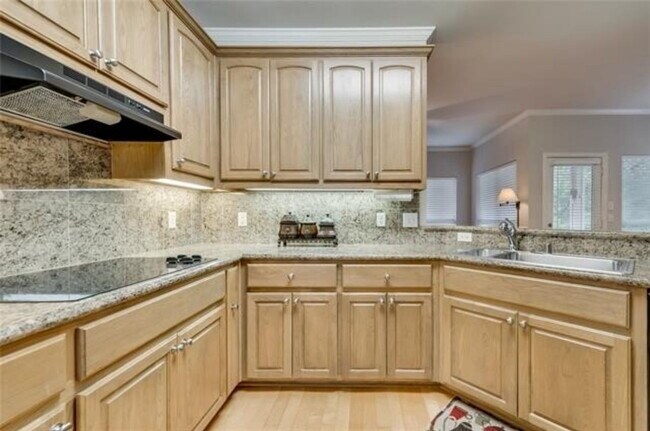 Building Photo - Beautiful 4 Bedrooms, 2.5 baths property i...
