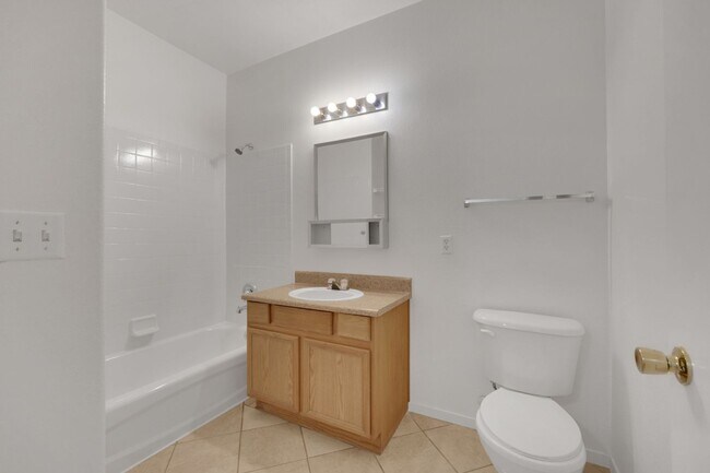 Building Photo - 2 bedroom Townhouse