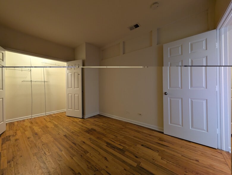 Building Photo - 914 W Dakin St