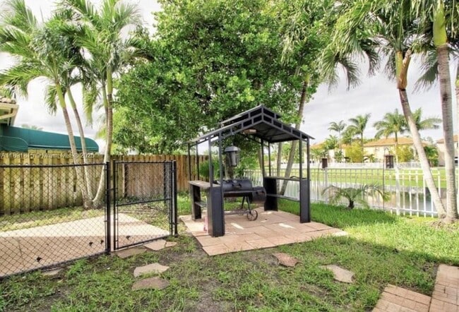 Building Photo - 3571 NE 11th Dr