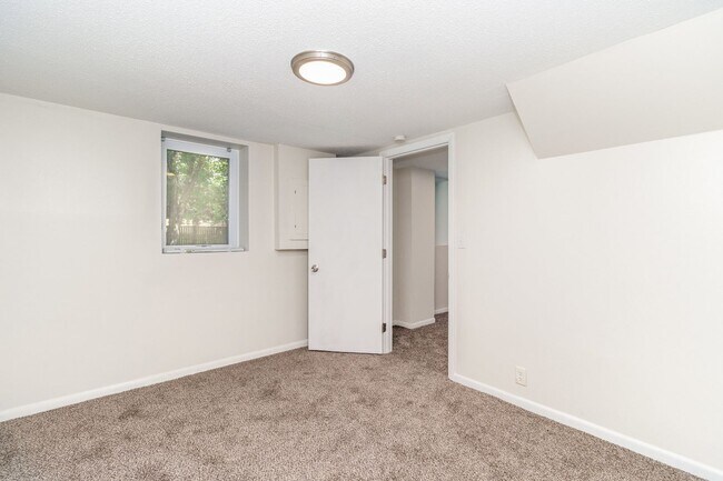 Building Photo - Spacious 5bed|2bath Home w/ Large Backyard & Garage