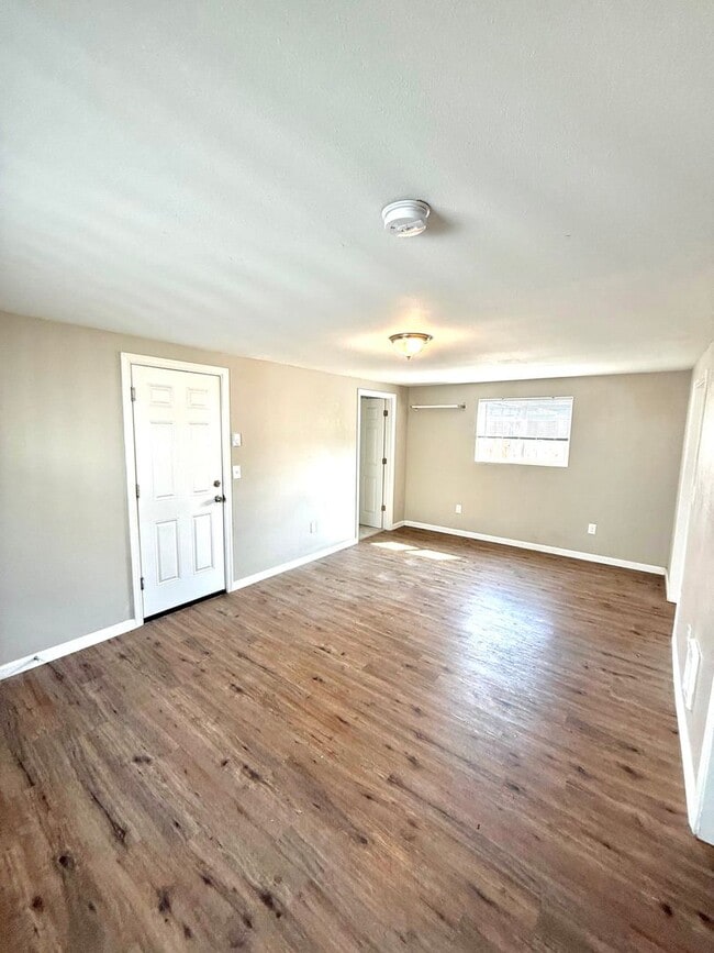 Building Photo - Charming 2-Bed, 1-Bath White Center Home