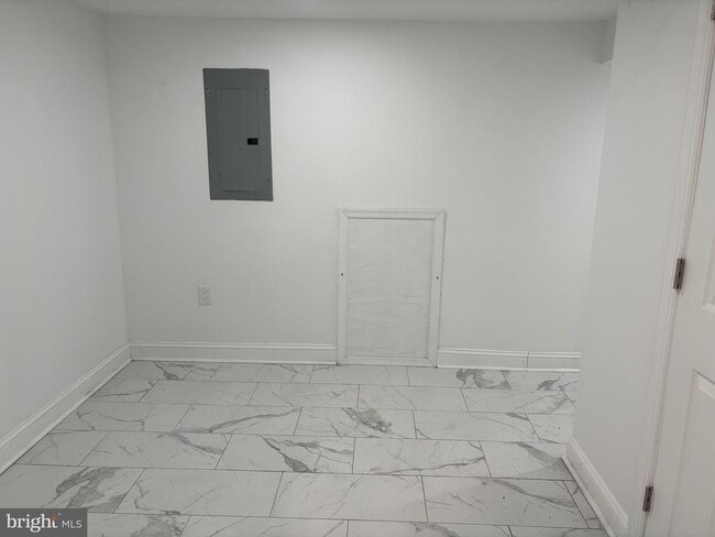 Building Photo - 917 Longacre Blvd